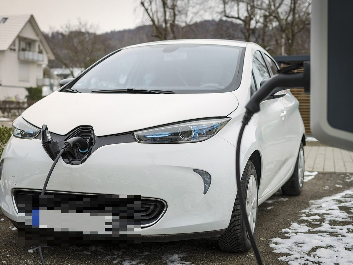 Renault Zoé blanche en charge