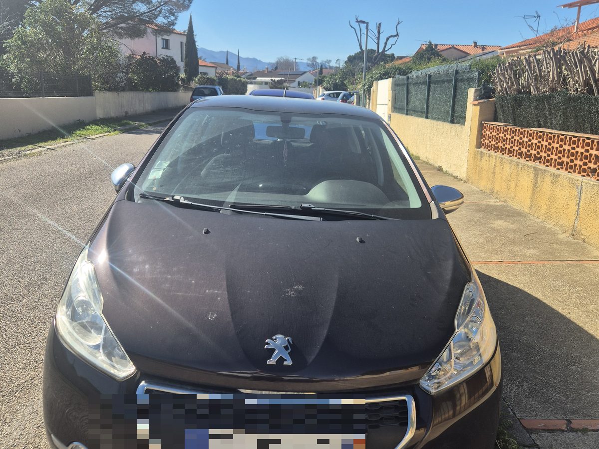 Peugeot 208 noire